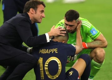 Coupe du monde 2022 : les Bleus "nous ont rendu immensément fiers et nous ont fait vibrer", déclare Emmanuel Macron