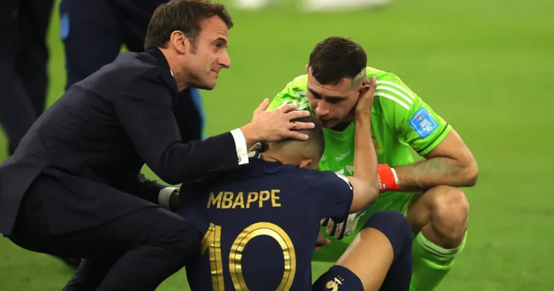 Coupe du monde 2022 : les Bleus "nous ont rendu immensément fiers et nous ont fait vibrer", déclare Emmanuel Macron