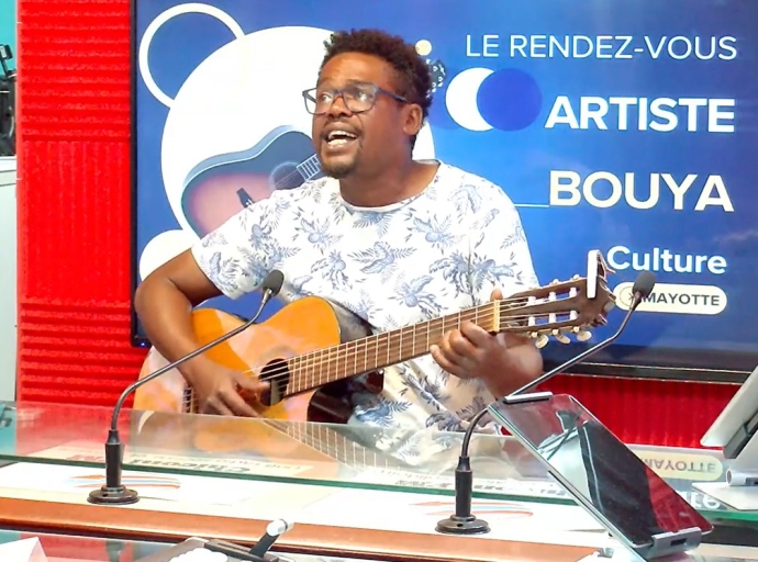 BOUYA, chanteur, musicien, auteur-compositeur, pour Chiconi
